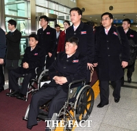 [TF포토] 패럴림픽 참석 위해 남북출입사무소 통과하는 북한 선수단