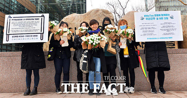 미투운동 하얀 장미와 함께해요! 세계 여성의 날인 8일 오전 서울 종로구 광화문역 일대에서 한국여성의전화 관계자들이 성폭력 저항 운동에 대한 연대와 지지를 상징하는 하얀 장미를 들고 기념촬영을 하고 있다. /이동률 인턴기자