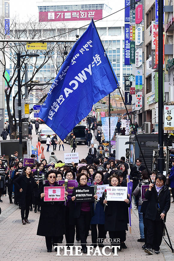 3.8 여성의 날 기념 YWCA 행진이 8일 오후 서울 중구 명동 YWCA회관 앞에서 열린 가운데 참가자들이 행진을 하고 있다. /남용희 기자