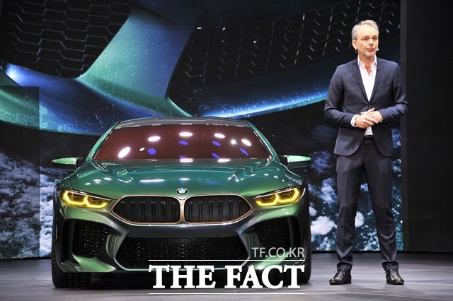 아드리안 반 호이동크 (Adrian van Hooydonk) BMW 그룹 총괄사장이 ‘BMW 콘셉트 M8 그란 쿠페’를 소개했다.