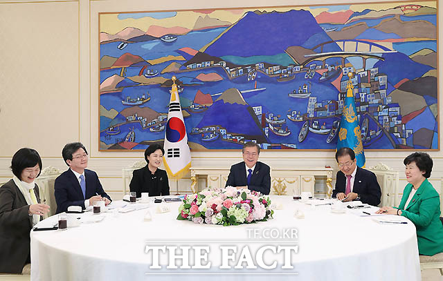 문재인 대통령과 정당 대표들이 7일 오후 청와대에서 열리는 오찬에서 밝게 미소짓고 있다./청와대 제공