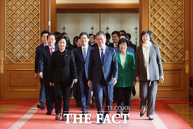 문재인 대통령과 정당 대표들이 7일 오후 청와대에서 열리는 오찬을 위해 함께 입장하고 있다./청와대 제공