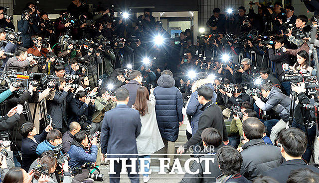 자신의 정무비서를 성폭행 한 의혹을 받고 있는 안희정 전 충남지사가 9일 오후 5시 서울서부지검에 자진 출석하고 있다. /이효균 기자