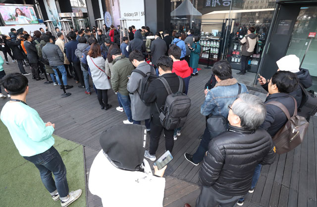 갤럭시S9 개통 행사가 열린 서울 광화문 KT스퀘어 정문에서 사전 예약 고객들이 줄을 서 기다리고 있다. /KT 제공