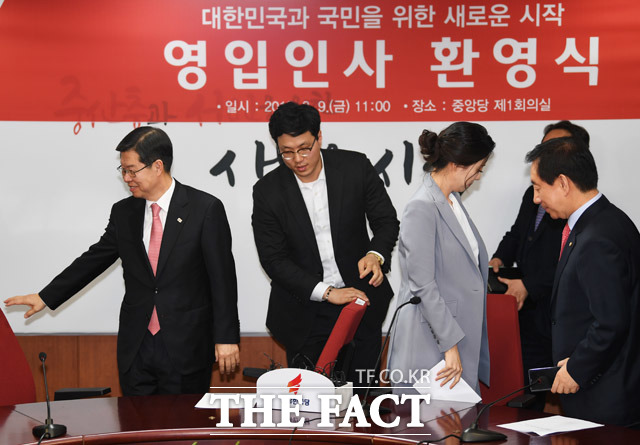 홍 대표의 지시에 자리를 뜨는 길영환 전 KBS 사장(왼쪽)과 배현진 전 MBC 앵커(왼쪽 세번째)