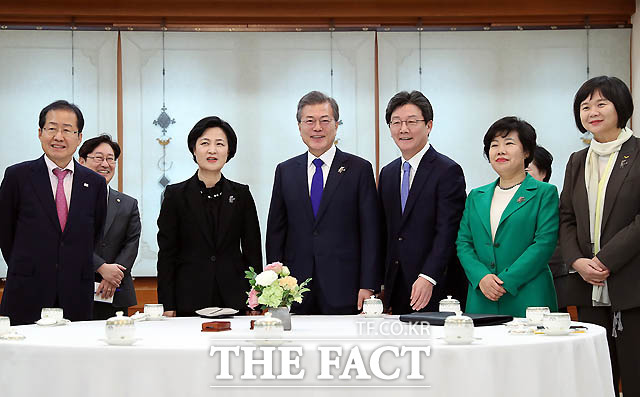 문재인 대통령과 정당 대표들이 7일 오후 청와대에서 열리는 오찬에서 앞서 기념촬영을 하고 있다./청와대 제공