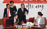 [TF사진관] 홍준표 대표, 'MBC 기자의 질문은 거부합니다!'