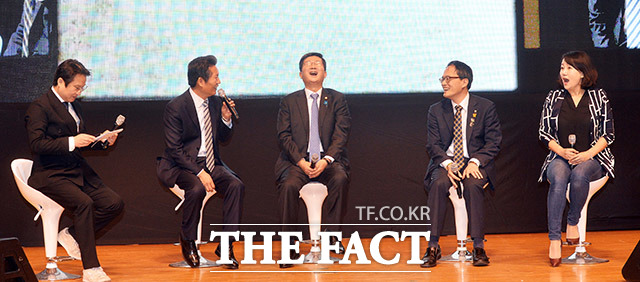 작가 이동형과 정청래 전 더불어민주당의원, 전해철 의원, 박주민 의원, 이재정 의원 (왼쪽부터)