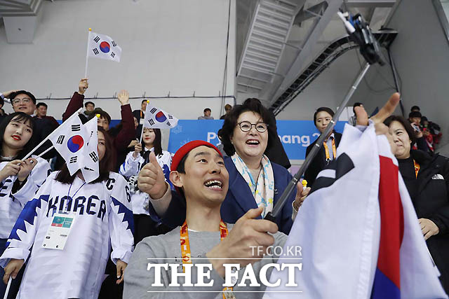 문재인 대통령의 부인 김정숙 여사가 11일 오후 강원도 강릉시 강릉하키센터에서 열린 평창 동계 패럴림픽 아이스하키 예선 B조 대한민국과 체코의 경기를 관전하며 응원하고 있다. /청와대 제공