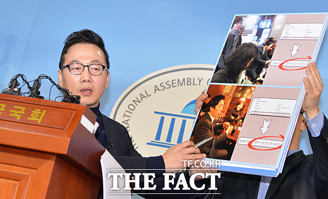 정봉주 전 의원이 12일 서울 여의도 국회 정론관에서 자신의 성추행 의혹 보도를 반박하는 기자회견을 갖고 있다. /문병희 기자