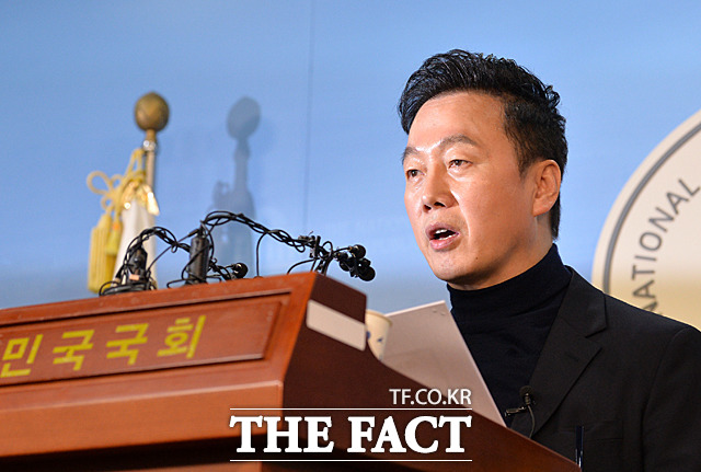 정봉주 전 의원이 12일 서울 여의도 국회 정론관에서 자신의 성추행 의혹 보도를 반박하는 기자회견을 갖고 있다. /국회=문병희 기자