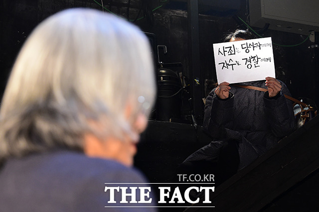 연극연출가 이윤택은 지난 2월 19일 오전 서울 종로구 30스튜디오에서 기자회견을 열고 성폭력 의혹과 관련해 공개 사과를 했다. /남용희 기자