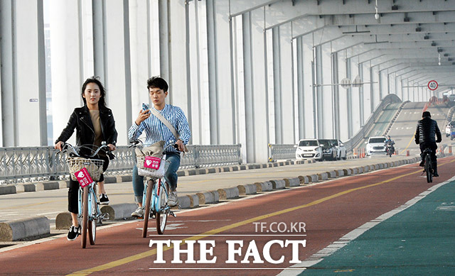 봄에는 자전거가 최고! 서울 한낮 최고 기온이 13도 안팎까지 오르며 포근한 봄 날씨를 보인 12일 오후 서울 서초구 잠수교 일대의 시민들이 가벼운 옷차림으로 자전거를 타고 있다. /이동률 인턴기자