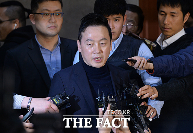 정봉주 전 의원이 12일 서울 여의도 국회 정론관에서 자신의 성추행 의혹 보도를 반박하는 기자회견을 마친 뒤 기자들과 만나 발언하고 있다. /문병희 기자