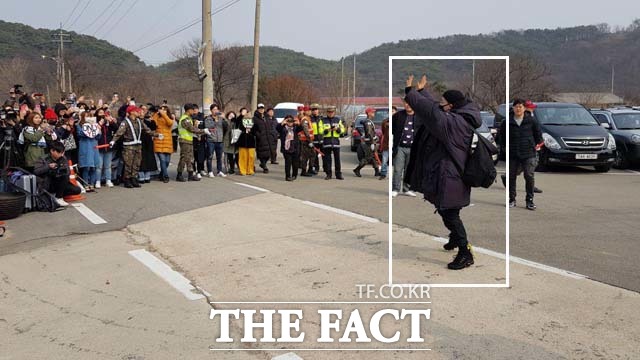 빅뱅 태양 입대 현장. 태양(하얀 네모 안)이 12일 청성부대 신병교육대 앞에서 팬들에게 큰절을 하고 있다. 태양은 팬들과 마지막 인사를 나눈 뒤 입소식장으로 들어갔다. /철원=권혁기 기자