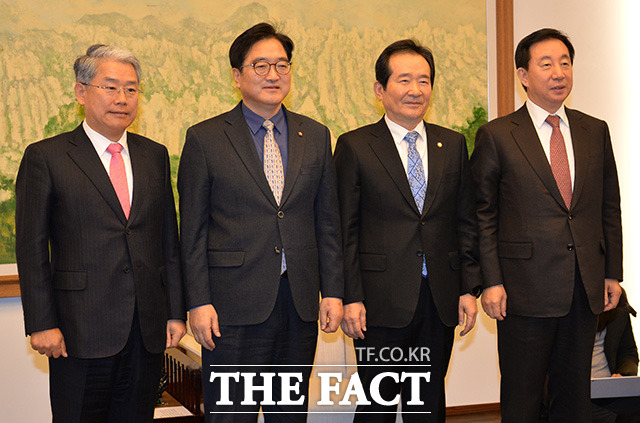 사진은 교섭단체만 참석 가능한 국회의장-여야 원내대표 월요 정례 회동 모습. 김동철 바른미래당, 우원식 더불어민주당, 정세균 국회의장, 김성태 자유한국당 원내대표.(왼쪽부터) /문병희 기자