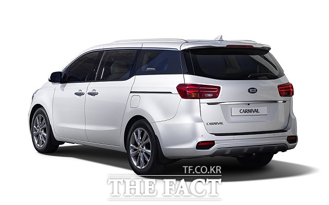 더 뉴 카니발은 기존 모델의 내외장 디자인을 개선하고 연료 효율성과 주행 성능을 높여주는 파워트레인을 장착하는 등 상품성을 대폭 강화했다.