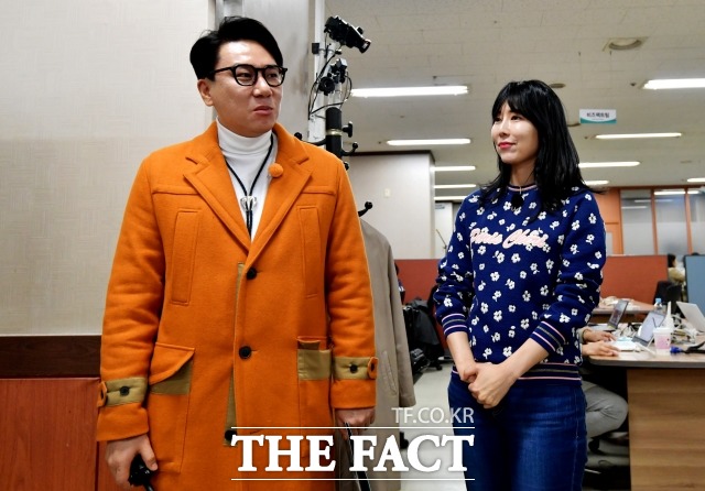 이상민♥사유리. 이상민(왼쪽) 사유리(오른쪽) 정형돈 김동현 효연 사유리가 13일 오전 9시 서울 금천구 가산디지털1로 <더팩트> 사옥을 방문해 케이블 채널 tvN 예능 프로그램 김무명을 찾아라2 녹화를 진행했다. /더팩트 사진부