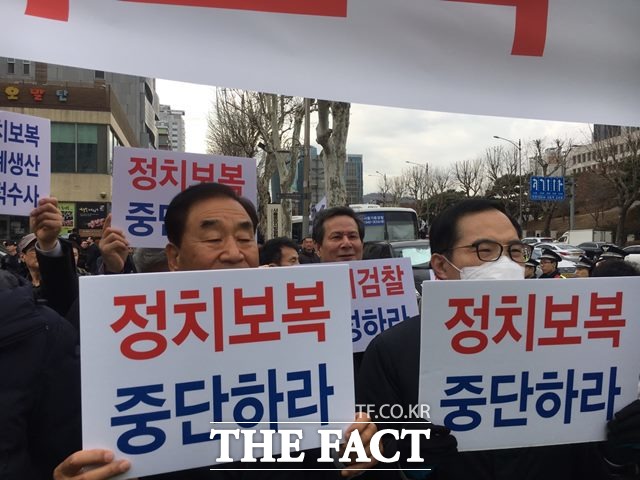 이재오 전 의원이 14일 이 전 대통령 지지자 20여 명과 검찰청사 주변에 모여 정치보복을 중단하라는 구호를 외치고 있다. /김소희 기자