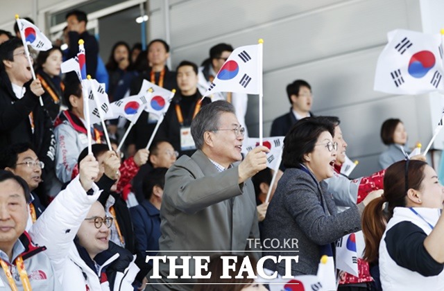 사진은 김정숙 여사가 14일 문재인 대통령과 함께 강원 평창 알펜시아 바이애슬론 센터에서 열린 크로스컨트리 스키 경기를 관전하며 응원하는 모습./청와대 제공