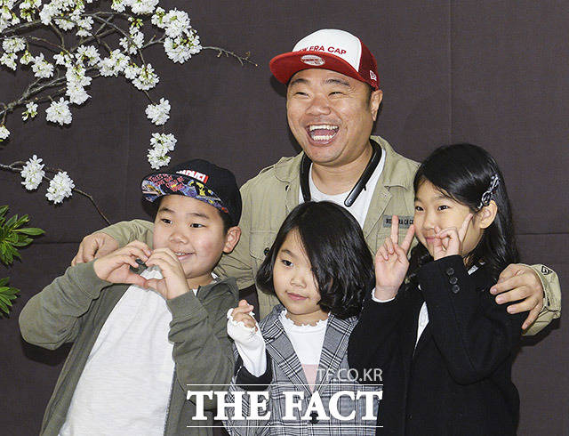 개그맨 정종철과 자녀들이 17일 오후 서울 강남구 뉴 힐탑 호텔에서 열린 개그맨 김형인의 결혼식에 참석해 포토타임을 갖고 있다. /이동률 인턴기자