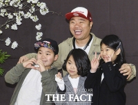 [TF포토] 정종철, '귀요미 자녀들과 행복한 포토타임'