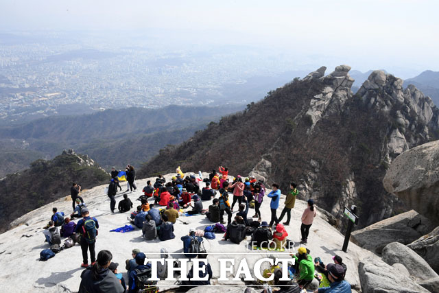 북한산 정상에선? 북한산 백운대 정상에 오른 등산객들이 풍경을 감상하며 휴식을 취하고 있다.