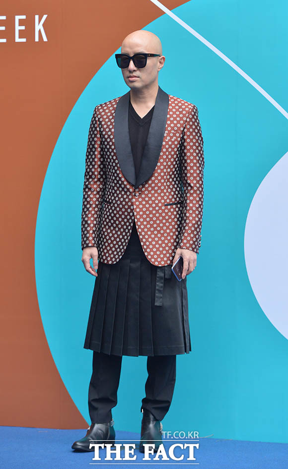 방송인 홍석천이 20일 오후 서울 중구 동대문디자인플라자에서 열린 2018 F/W 헤라서울패션위크 카루소(CARUSO) 패션쇼에 참석해 포토타임을 갖고 있다./김세정 인턴기자