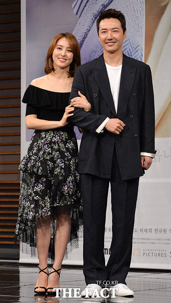 배우 한혜진(왼쪽)과 윤상현