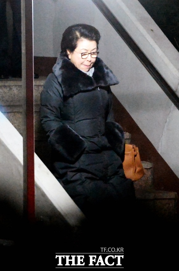 이명박 전 대통령(MB)의 부인 김윤옥 여사가 과거 한 여성 사업가로부터 고가의 가방과 함께 미화 3만 달러를 받았다는 의혹이 제기됐다. /이덕인 기자