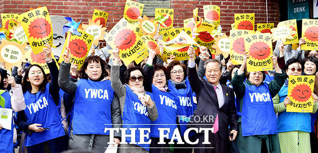 한국YWCA연합회가 20일 오후 서울 중구 명동길 YWCA회관 앞에서 정의로운 에너지 전환, 시민의 힘으로라는 주제로 제200차 탈핵 불의 날 캠페인을 열고 포즈를 취하고 있다. /이덕인 기자