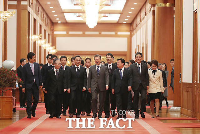 문재인 대통령이 16일 청와대 본관에서 박성택 중소기업중앙회장, 안건준 벤처기업협회장 등 중소·벤처기업 및 소상공인과의 대화 참석자들과 함께 만찬장인 충무실로 이동하고 있다. /청와대 제공