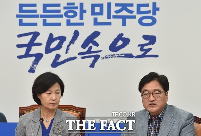 더불어민주당 지도부는 21일 오전 국회에서 열린 최고위원회의에서 전날 문재인 대통령 표결에 참여하는 의원을 제명하겠다고 발언한 홍준표 자유한국당 대표를 비판했다. 사진은 민주당 추미애(왼쪽) 대표와 우원식 원내대표. /더팩트 DB