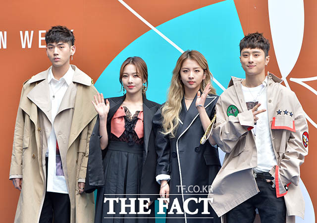 그룹 KARD가 21일 오후 서울 중구 동대문디자인플라자에서 열린 2018 F/W 헤라서울패션위크 빅팍(BIG PARK) 패션쇼에 참석해 포토타임을 갖고 있다. /김세정 인턴기자