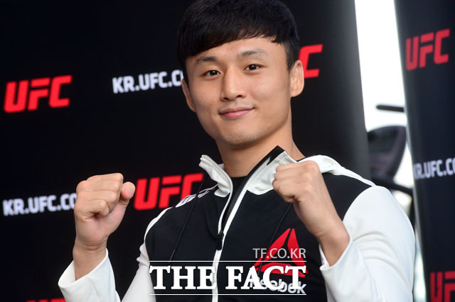 [UFC] 갈림길 선 최두호. UFC에서 활약하고 있는 코리안 슈퍼보이 최두호가 재기전과 군입대의 갈림길에 놓였다. /더팩트DB