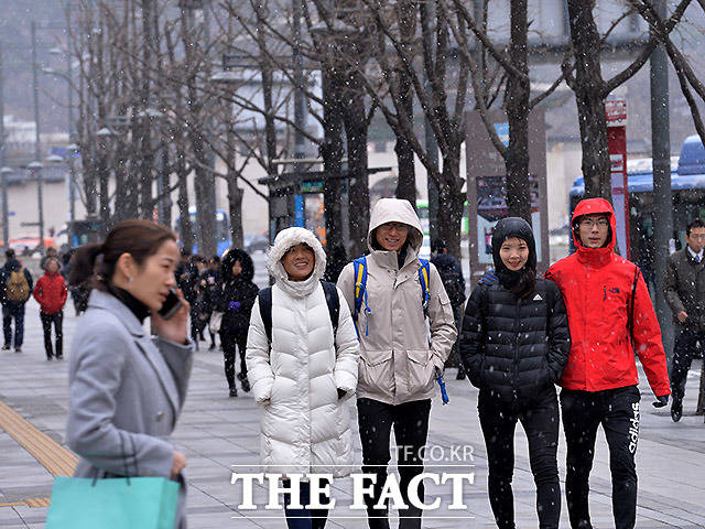 절기상 춘분(春分)인 21일 오후 서울 광화문 일대에서 시민들이 눈을 맞으며 걸어가고 있다./이효균 기자