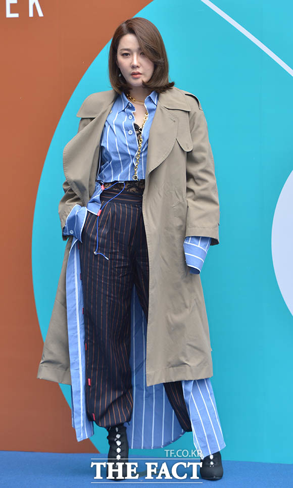 가수 길건이 21일 오전 서울 중구 동대문디자인플라자에서 열린 2018 F/W 헤라서울패션위크 유저(YOUSER) 패션쇼에 참석해 포토타임을 갖고 있다. /김세정 인턴기자