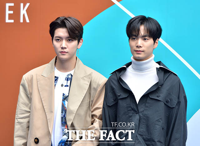 그룹 뉴이스트의 렌(왼쪽)과 JR이 21일 오후 서울 중구 동대문디자인플라자에서 열린 2018 F/W 헤라서울패션위크 빅팍(BIG PARK) 패션쇼에 참석해 포토타임을 갖고 있다. /김세정 인턴기자