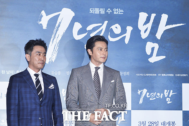 배우 류승룡(왼쪽)과  장동건이 21일 오후 서울 CGV 용산점에서 열린 영화 7년의 밤 언론시사회에 참석해 포토타임을 갖고 있다.