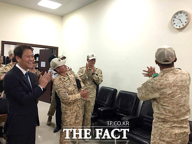 사진은 임종석(왼쪽) 실장이 지난해 12월 UAE 아크부대를 방문했을 당시./ 청와대 제공