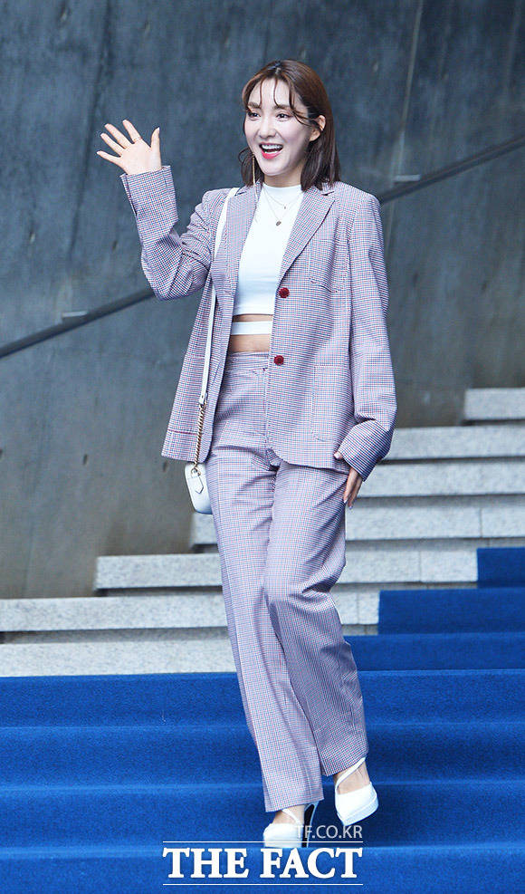 가수 바다가 22일 오후 서울 중구 동대문디자인플라자에서 열린 2018 F/W 헤라서울패션위크 미스지컬렉션(MISS GEE COLLECTION)쇼에 참석해 포즈를 취하고 있다. /이동률 인턴기자