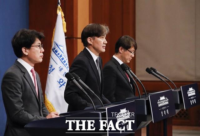 조국 청와대 민정수석은 22일 문재인 대통령이 발의할 헌법개정안 내용을 공개하며 현행 5년 단임제를 4년 연임제로 바꾸고, 선거 연령도 18세로 낮추었다. 국회의 국무총리 선출과 관련해서는 현행대로 대통령 지명 뒤 국회 임명동의를 얻는 방식을 유지하기로 했다고 밝혔다. 사진은 진성준 정무기획비서관, 조국 청와대 민정수석,김형연 법무 비서관.(왼쪽부터) /청와대 제공