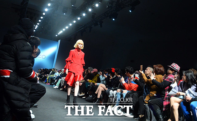 2018 F/W 헤라서울패션위크 도조(DOZOH)쇼가 22일 오후 서울 중구 동대문디자인플라자에서 열린 가운데 모델들이 런웨이를 밟고 있다. /이동률 인턴기자