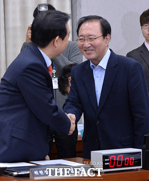 김성태 운영위원장(왼쪽)과 노회찬 정의당 원내대표가 인사하고 있다.