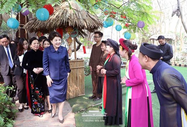 김정숙 여사가 민족학박물관에 들어서자 관계자들이 환영 인사를 하고 있다./청와대 페이스북