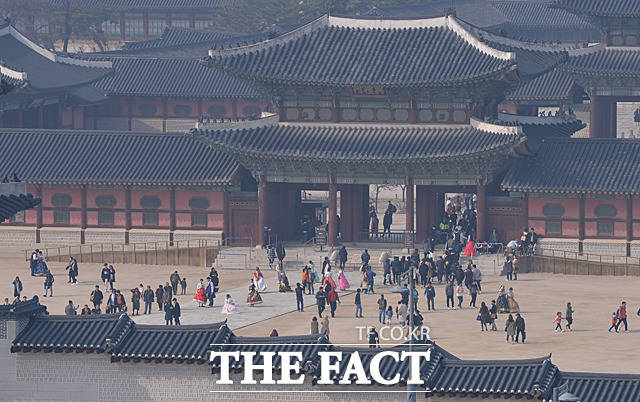 미세먼지가 전국적으로 나쁨을 보인 24일 서울 경복궁에 관광객들이 붐비고 있다.