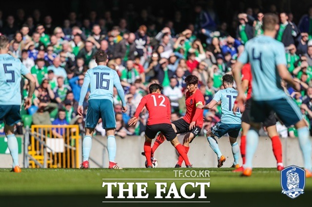 한국은 24일 영국 북아일랜드 벨파스트 윈저 파크에서 열린 북아일랜드 대표팀과의 원정 친선 경기에서 전반 7분 만에 기록한 선제골을 지키지 못 했다. 여전한 수비불안이 2018러시아월드컵 최대과제임을 보여줬다./대한축구협회 제공