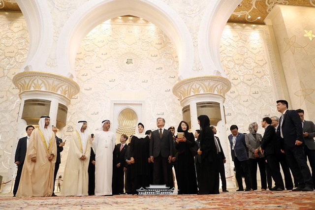 24일 문재인 대통령이 아부다비 그랜드 모스크 내를 김정숙 여사 등과 관람하고 있다./청와대 페이스북