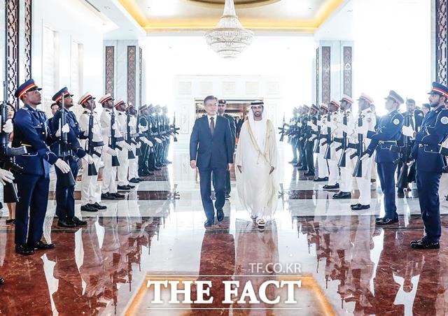 아랍에미리트 아부다비에 도착한 문재인 대통령이 셰이크 자이드 빈 술탄 알 나흐얀 모스크 초대 UAE 대통령 묘소를 참배하고 셰이크 자이드 그랜드 모스크를 방문했다. 문 대통령은 꼭 한 번 와보고 싶었다고 소감을 밝혔다. /청와대 제공