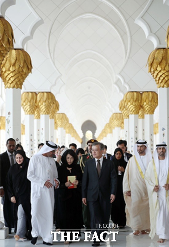문재인 대통령이 24일 현지시각 아랍에미리트 아부다비 그랜드 모스크를 방문해 설명을 듣고 있다./청와대 제공